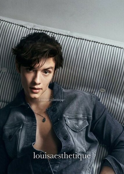 Louis Partridge photo