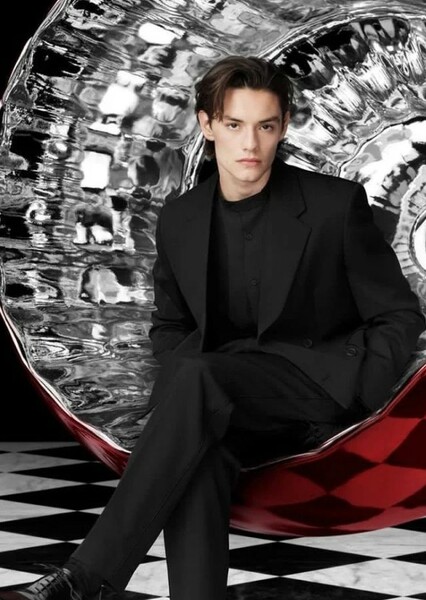 Louis Partridge photo