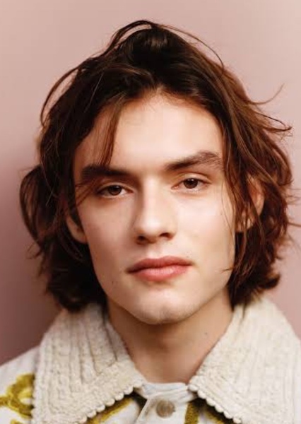 Louis Partridge photo