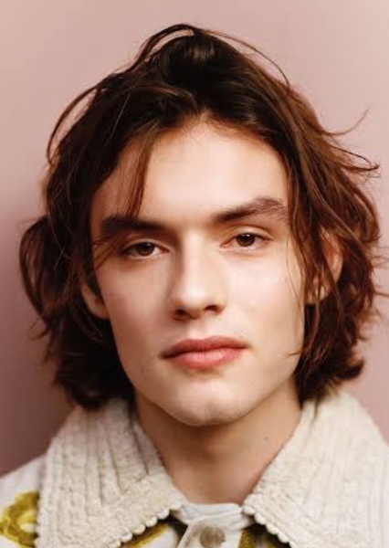 Louis Partridge photo