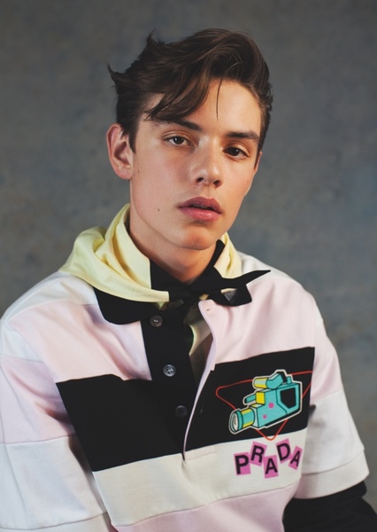 Louis Partridge photo