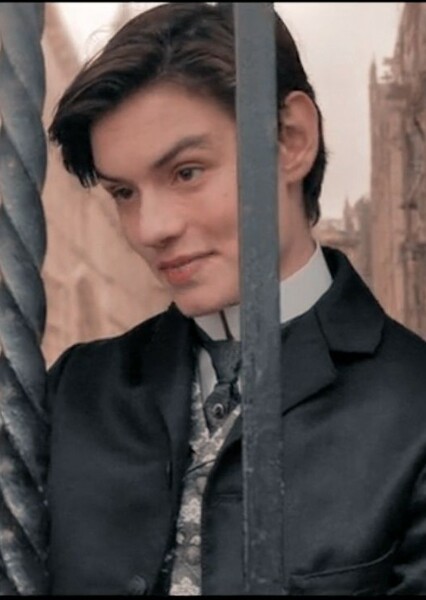 Louis Partridge photo