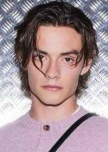 Louis Partridge photo