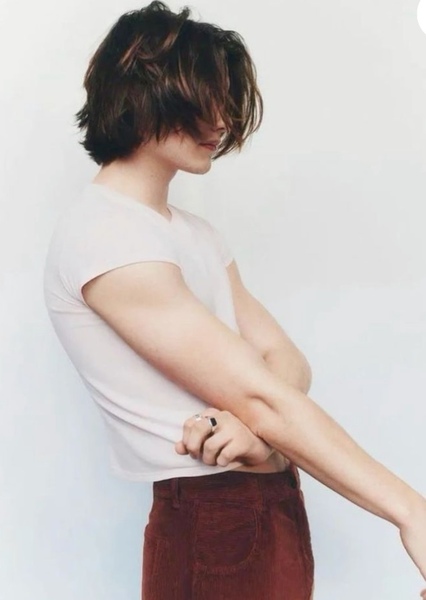 Louis Partridge photo