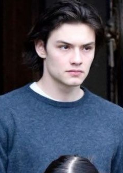 Louis Partridge photo