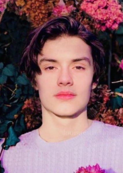 Louis Partridge photo