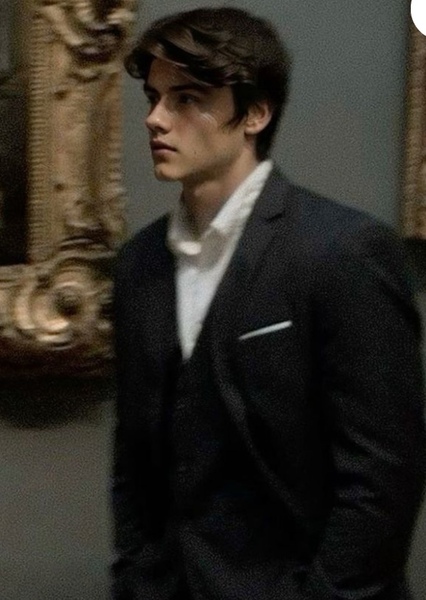 Louis Partridge photo