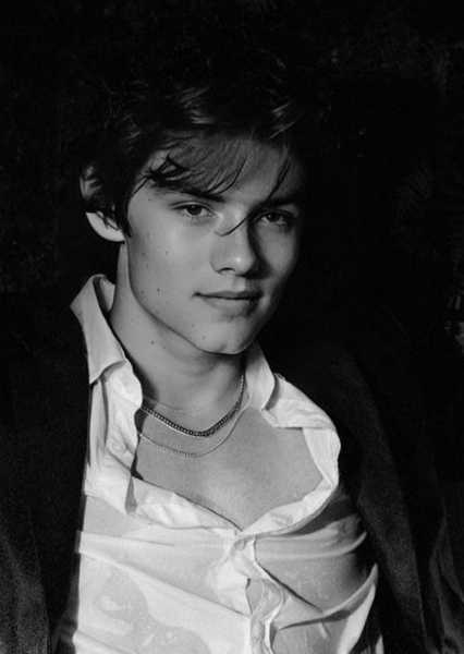 Louis Partridge photo