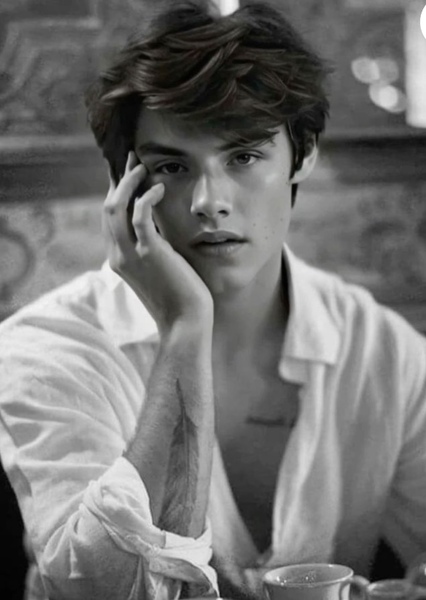 Louis Partridge photo