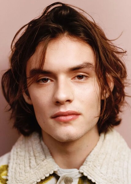 Louis Partridge photo