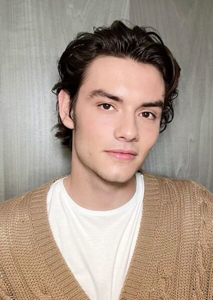 Louis Partridge photo