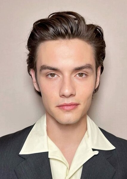 Louis Partridge photo