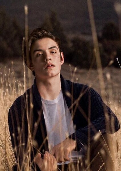 Louis Partridge photo