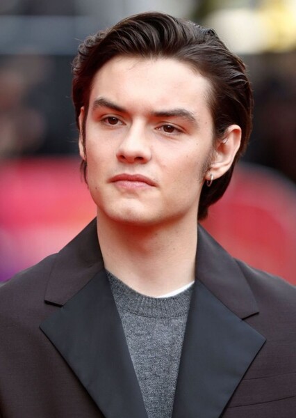 Louis Partridge photo