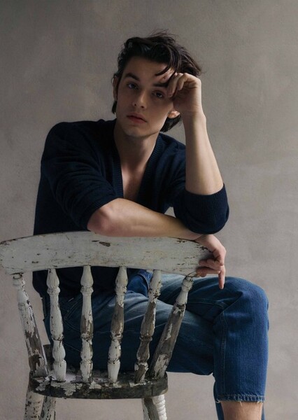 Louis Partridge photo