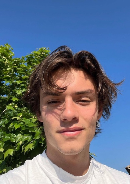 Louis Partridge photo
