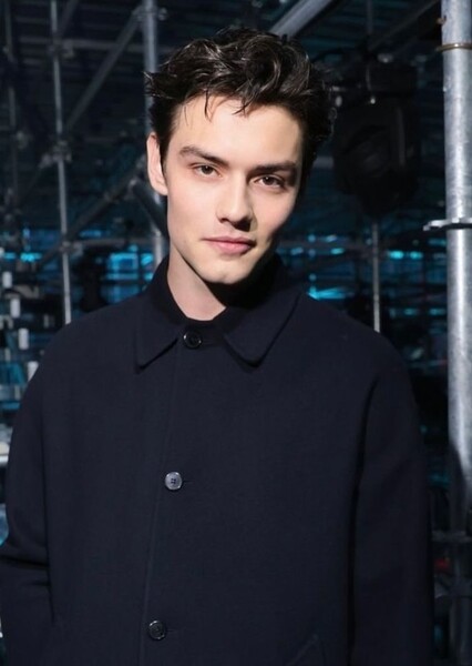Louis Partridge photo