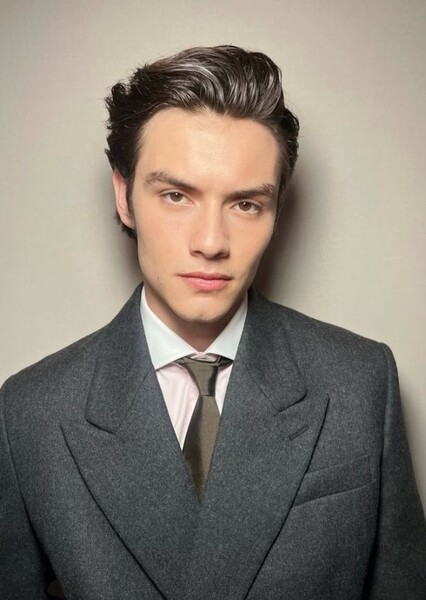 Louis Partridge photo