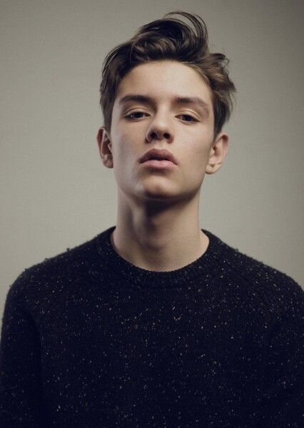 Louis Partridge photo
