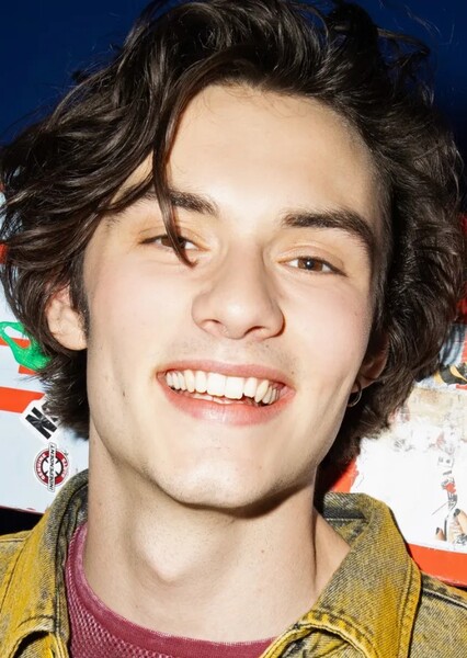Louis Partridge photo