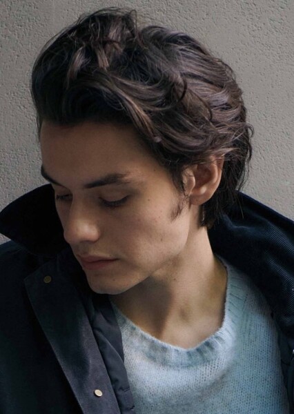 Louis Partridge photo