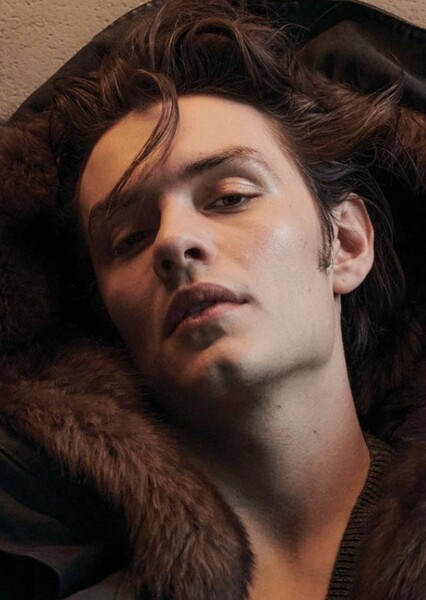 Louis Partridge photo