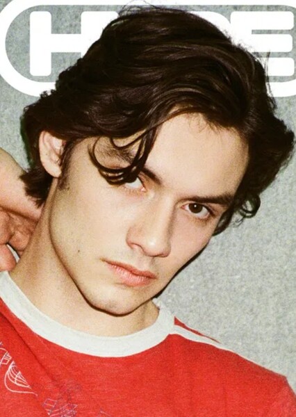 Louis Partridge photo