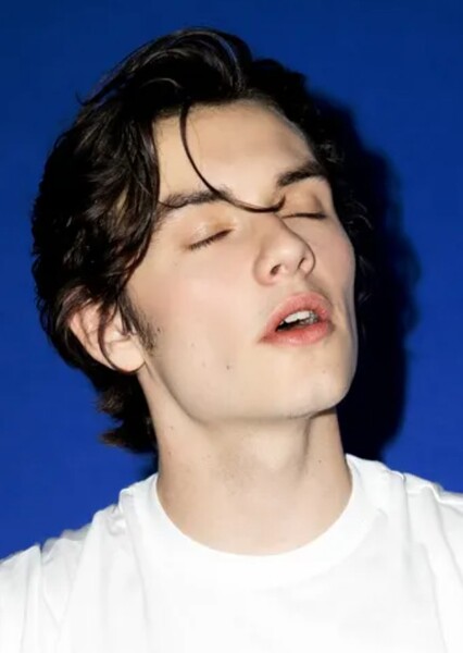 Louis Partridge photo