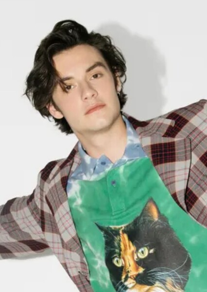 Louis Partridge photo