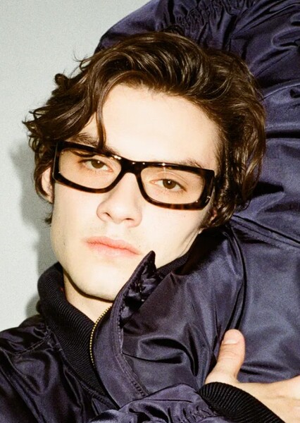 Louis Partridge photo