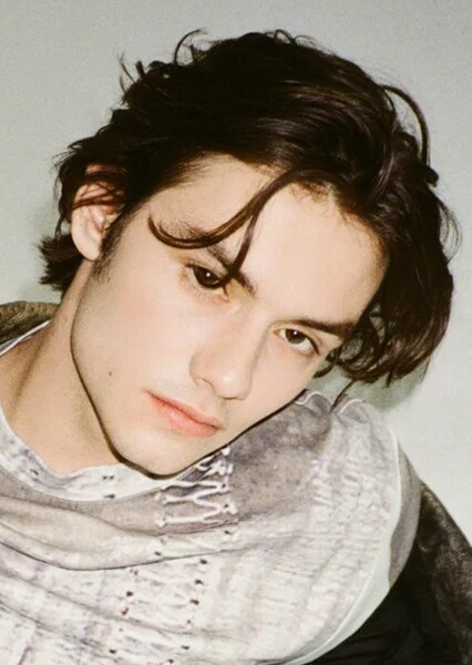 Louis Partridge photo