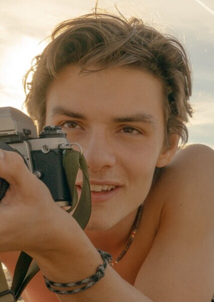 Louis Partridge photo