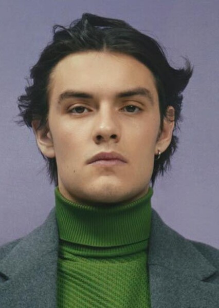 Louis Partridge photo