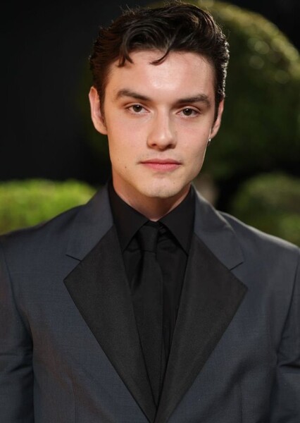 Louis Partridge photo