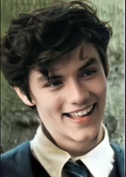 Louis Partridge photo