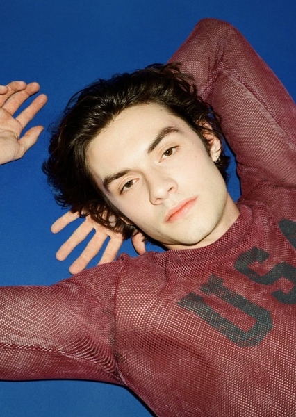 Louis Partridge photo