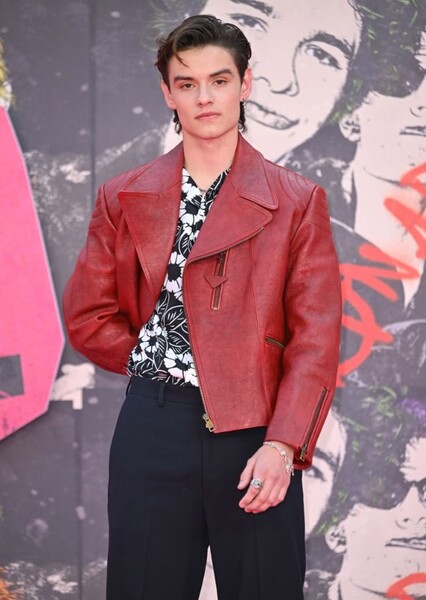 Louis Partridge photo