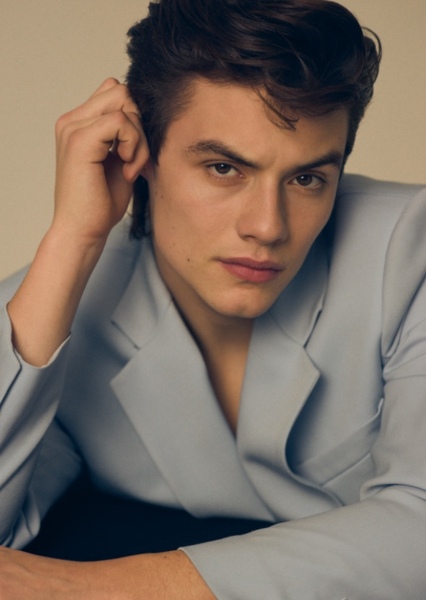 Louis Partridge photo