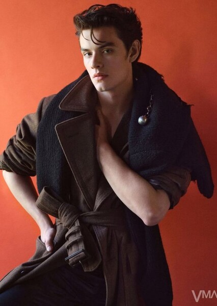 Louis Partridge photo