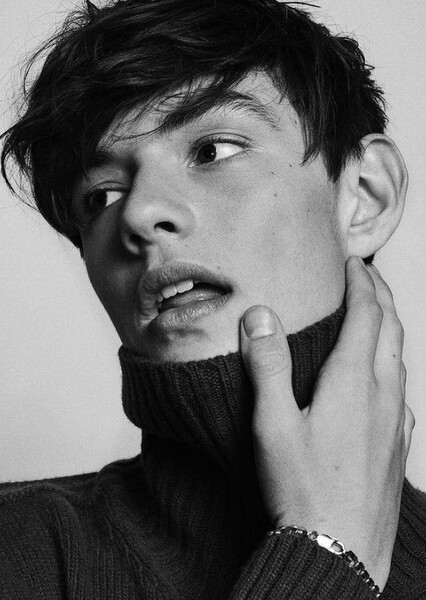 Louis Partridge photo