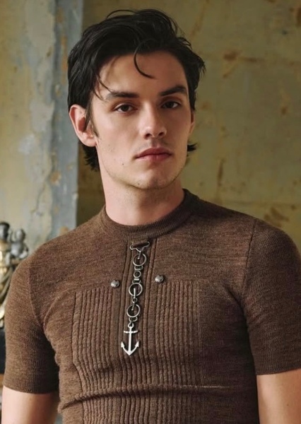 Louis Partridge photo