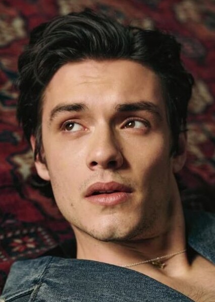 Louis Partridge photo