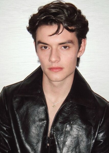 Louis Partridge photo