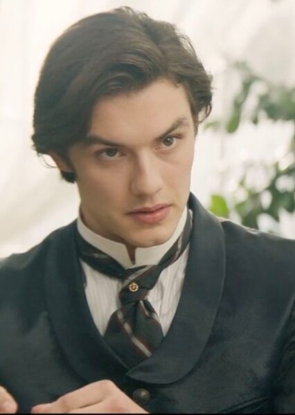 Louis Partridge photo