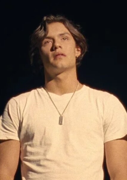 Louis Partridge photo
