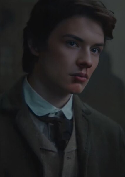 Louis Partridge photo