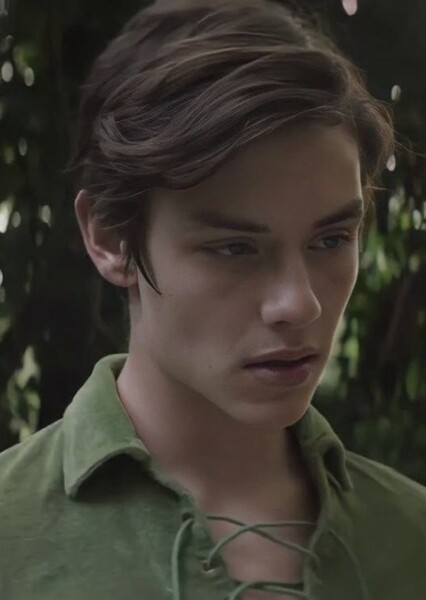 Louis Partridge photo