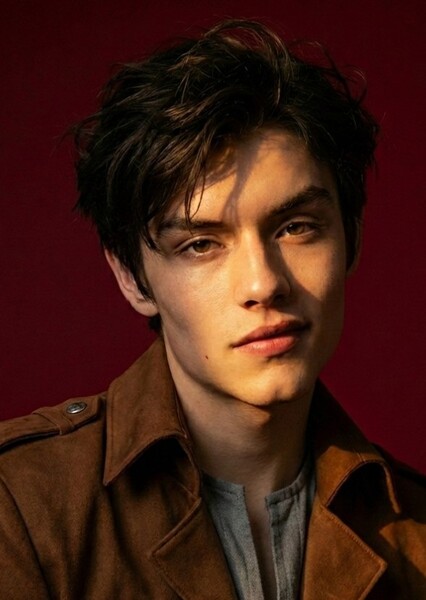Louis Partridge photo