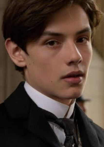 Louis Partridge photo