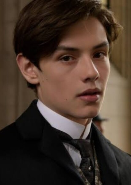 Louis Partridge photo